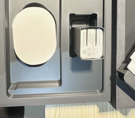 vivo x fold自带那种原装充电器、...