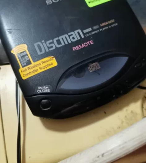 索尼随身听，型号D-137，有划痕，这是我...