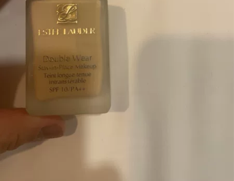 雅诗兰黛dw粉底去年买的，买了气垫以后就用...