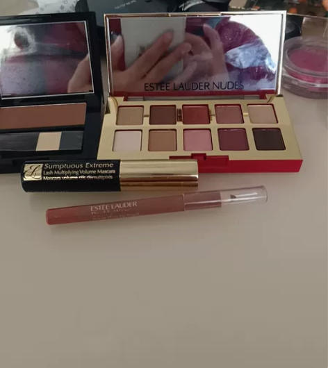 雅诗兰黛眼影用过几次，睫毛膏全新的，阴影也...