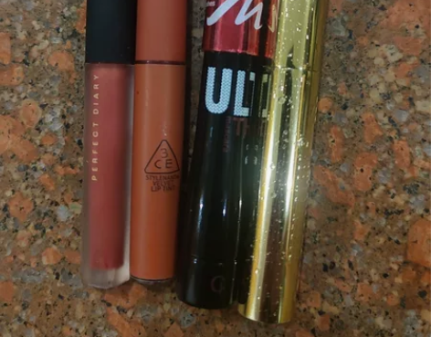 2只唇釉，完美日记和3CE，还有两只睫毛膏...