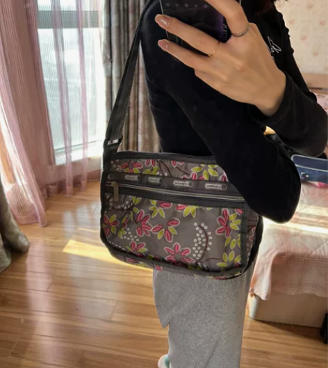 【包邮】女士单肩腋下斜挎包 灰色花朵图案 ...