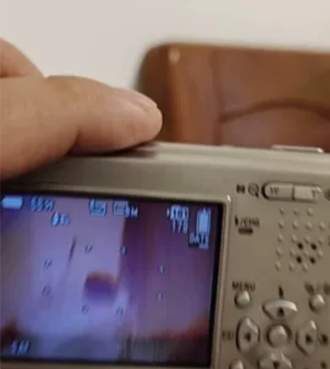 索尼数码相机，有储存卡电池充电器。我不懂相...