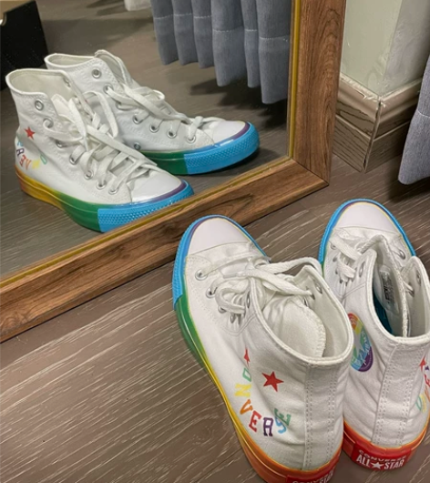 匡威（36.5码）穿过几次，有轻微穿着痕迹...