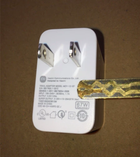 处理一个小米快充适配器67W充电头 输入：...