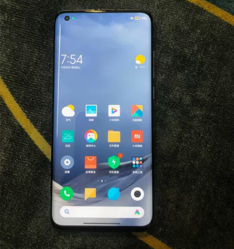 出一台8?256g的小米10，手机屏幕有轻...