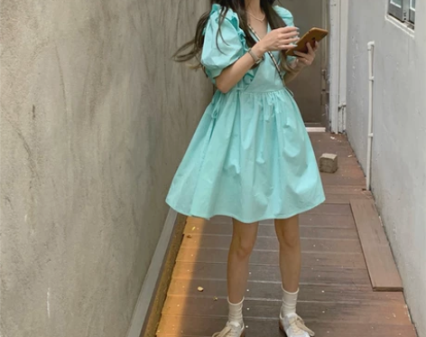 2021夏季新款女装v领荷叶边茶歇可甜可盐...