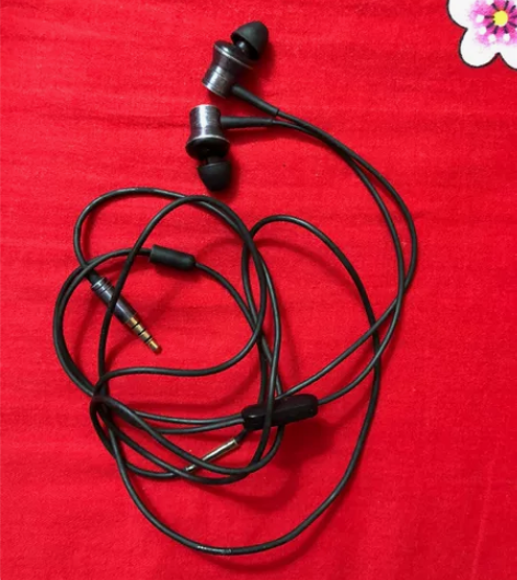万魔有线耳机，音质超棒，带原装耳机盒以及原...
