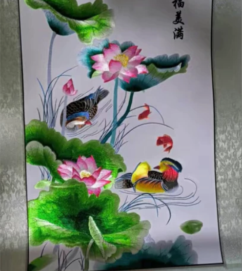 帮叔叔清货。50x70立体真丝手工苏绣画。...