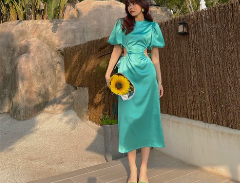 露腰法式连衣裙夏新款高级感泡泡袖复古性感气...