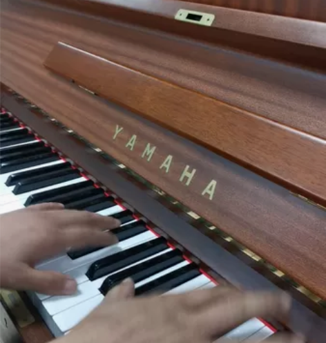 一台非常漂亮的哑光木色雅马哈U1钢琴 音色...