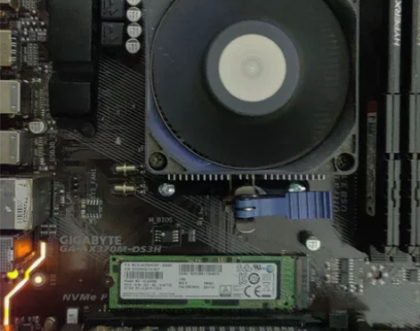 技嘉X370主板,最新bios支持全系锐龙...