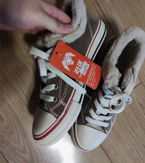 加绒帆布鞋，全新的，低价转让 感兴趣的话点...