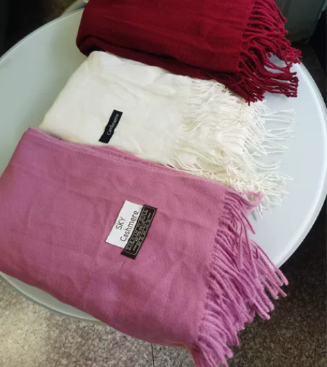 披肩围巾，以前开店自留的，原相机拍摄，白色...