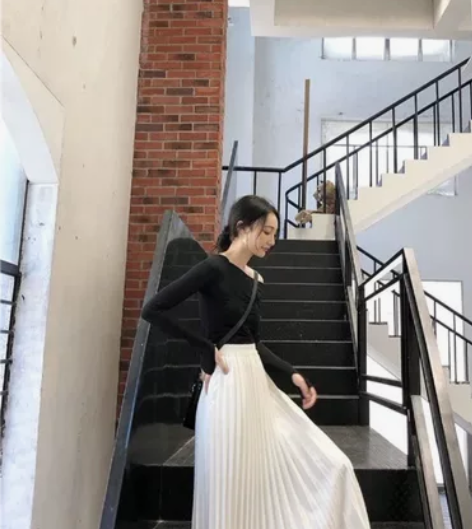 巨气质巨高级的白色百褶裙，仅买回来，试了一...