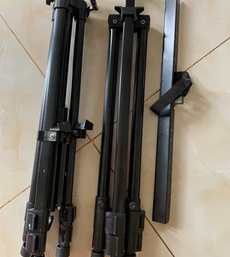 俩种不同型号的画架 一个是联考前刚刚买的 ...