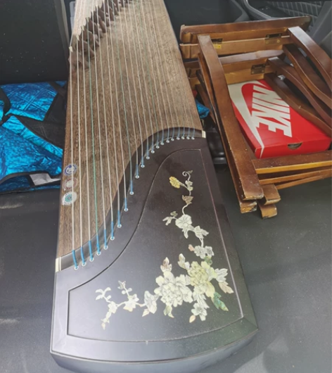 古筝，300，原价1100啥牌子不知道，东...