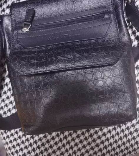 菲拉格慕男士单肩包，免税店购入 底部有轻微...