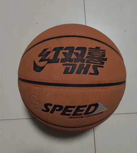 红双喜7号篮球，用过一个月，现在还是9成新...