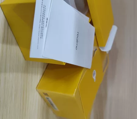 真我Q3狂欢版手机盒子,盒子膜都在。二手物...