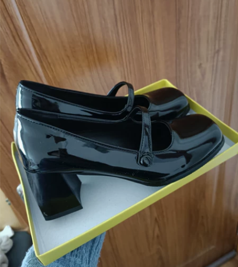 出一双法式玛丽珍鞋，我脚胖有点穿不下，39...