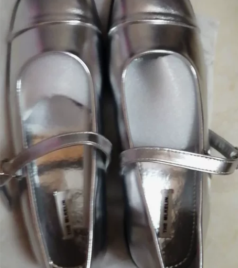 银色玛丽珍鞋全新,39 感兴趣的话点“我想...