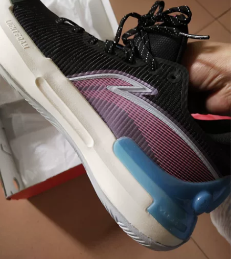 李宁。标签被我家小子剪了，穿上又说不喜欢，...