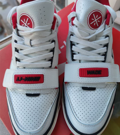 李宁新秀rookie 43码白红配色。九五...