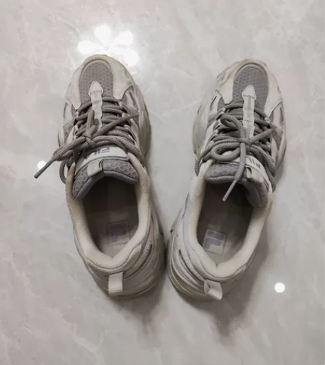 斐乐鱼刺38.5码灰色，大概8-9新的样子...