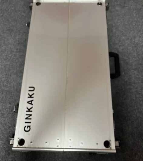 银阁g084,两条短腿,四角没磕碰,横面两...