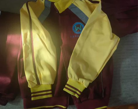 清河湾秋季校服两套130码 一套袖子脏一些...