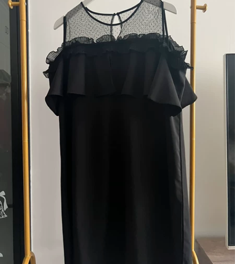 闲置 ：漏肩荷叶裙 颜色 ：黑色 尺码 :...