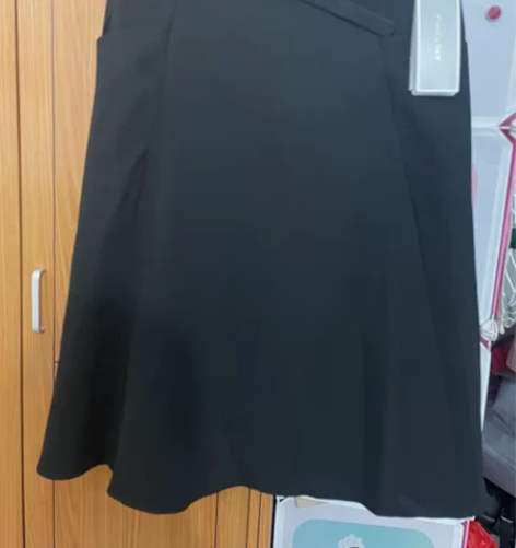 两个加,黑色中裙,垂感好,买大全新低价转卖...