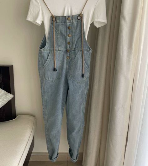 一套背带牛仔裤和白色针织T恤 S码，码数很...