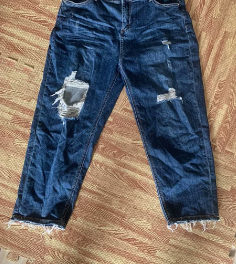 破洞牛仔裤，售出不退 感兴趣的话点“我想要...