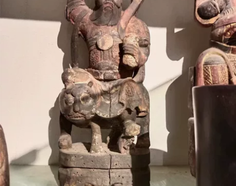 古代人物木雕一只 感兴趣的话点“我想要”和...