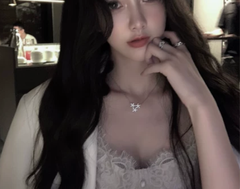 韩雨嘉性感白色蕾丝吊带背心女打底内搭宽松遮...