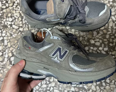 清理闲置，新百伦2002R元祖灰，有两双都...