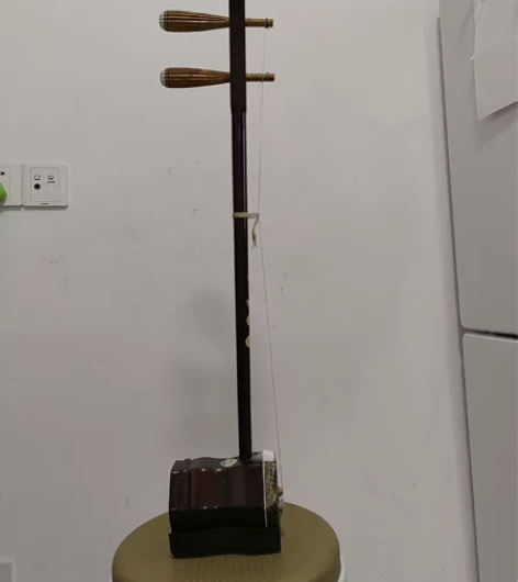 二胡(缺弓子)。使用了3年,换过一次琴弦,...