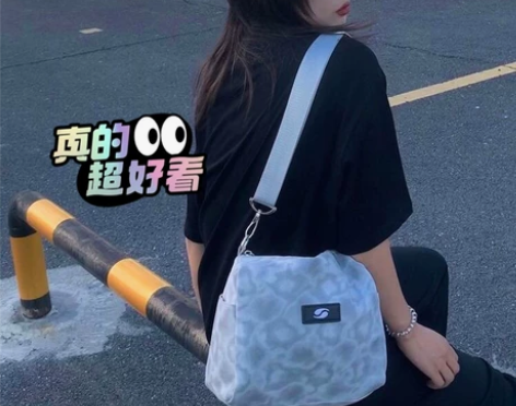 特价包邮！空气感大容量斜挎包波点印花女单肩...