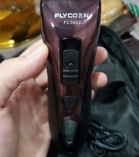 飞科理发器，有两块电池，三个定位梳，使用了...