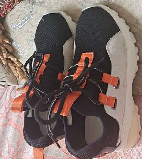 内增高,底部一丢丢磨损,看第三张实物图棱角...