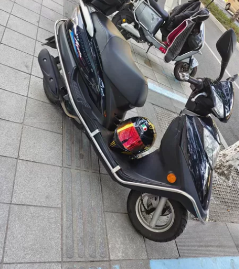 豪爵鹰钻摩托车，21年3月的车，新车800...