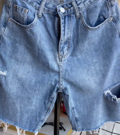 破洞牛仔短裤 95成新，百搭款式！喜欢下单...