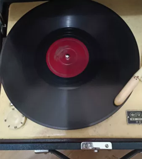 78转钢针唱片，董爱琳演唱，印度电影流浪者插曲《拉兹之歌》B...