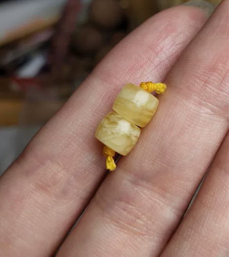 天然原矿蜜蜡鸡油黄飘白花直切对珠，蜜蜡直切...