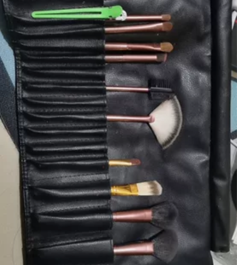全套化妆刷调色盘,买的时候好像说是动物毛的...