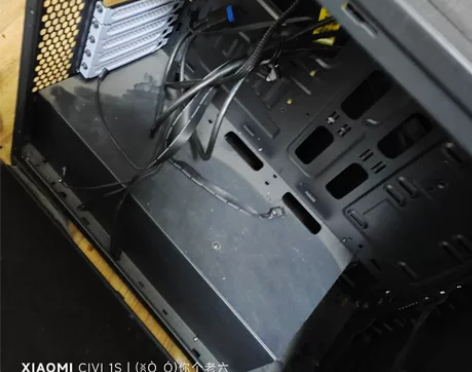 先马机箱东西齐全，线材完好自己电脑拆机 感...