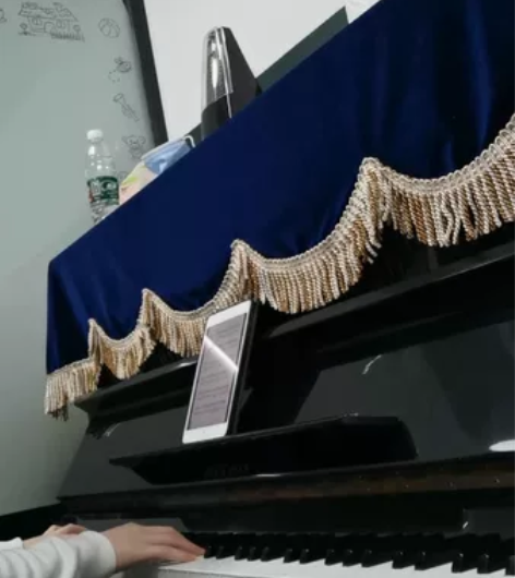 钢琴超大音箱，共鸣很好，弹起来很细腻，音色...
