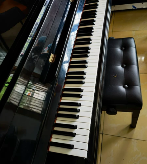 换新钢琴转让，琴键一切正常 感兴趣的话点“...